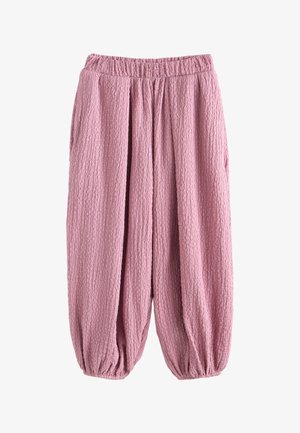 Loszittende, gestructureerde roze broek met elastische tailleband en geplooide elastische boorden op een witte achtergrond.