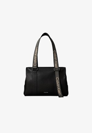 Sort Calvin Klein håndtaske med perlet struktur, to skulderremme med logo og et lille Calvin Klein logo foran.