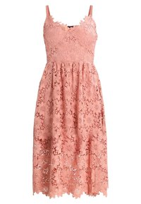 Robe en dentelle rose avec un corsage ajusté, des bretelles spaghetti et une jupe évasée. Présente des motifs floraux et des détails en bordure festonnée.