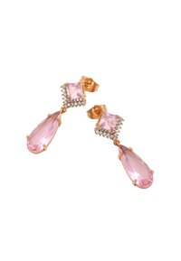 Orecchini pendenti in tonalità oro che presentano cristalli rosa a forma di goccia e quadrati, accentuati da strass trasparenti attorno alla parte superiore.