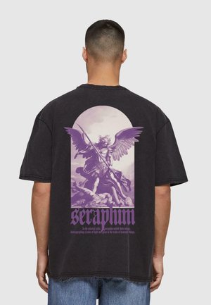 Sort oversized t-shirt med en stor lilla engel grafik på ryggen, med indviklede detaljer og tekst nederst.