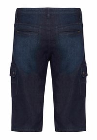 Shorts cargo en denim bleu foncé avec deux poches latérales et deux poches arrière. Coupe droite, longueur genou avec un léger délavage.