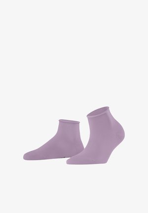 Paar hellviolette Knöchelsocken nebeneinander, die glatte Stoffstruktur und elastische Bündchen auf weißem Hintergrund zeigen.