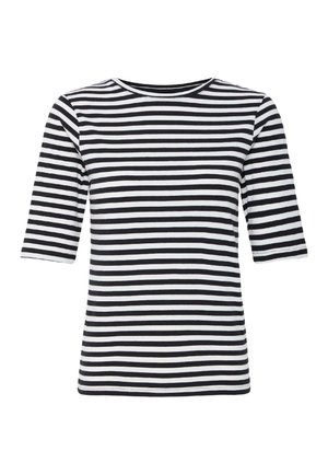 Fekete-fehér vízszintesen csíkozott rövid ujjú póló kerek nyakkivágással, egyszínű fehér háttéren bemutatva.