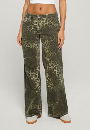 Szerokie jeansy w oliwkowym kolorze z wzorem w panterkę, z kontrastowymi przeszyciami i przednimi kieszeniami. Miękka tkanina dżinsowa.
