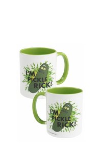 Tazza in ceramica bianca con interno e manico verdi, che presenta un cetriolo cartoon con un volto e il testo "SONO UN CETRIOLO RICK!" in caratteri neri in grassetto.