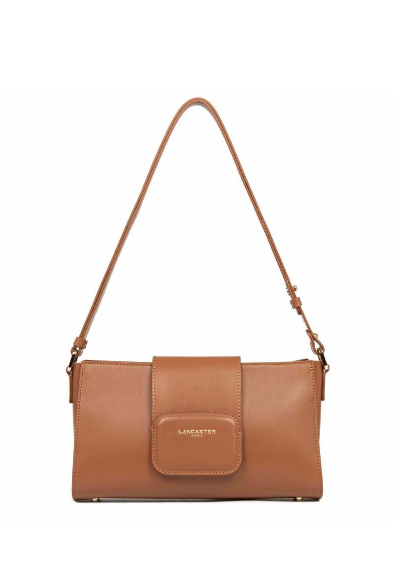 Borsa a tracolla in pelle marrone con forma rettangolare, chiusura a pattina frontale e tracolla regolabile. Dettaglio del logo dorato sulla pattina.