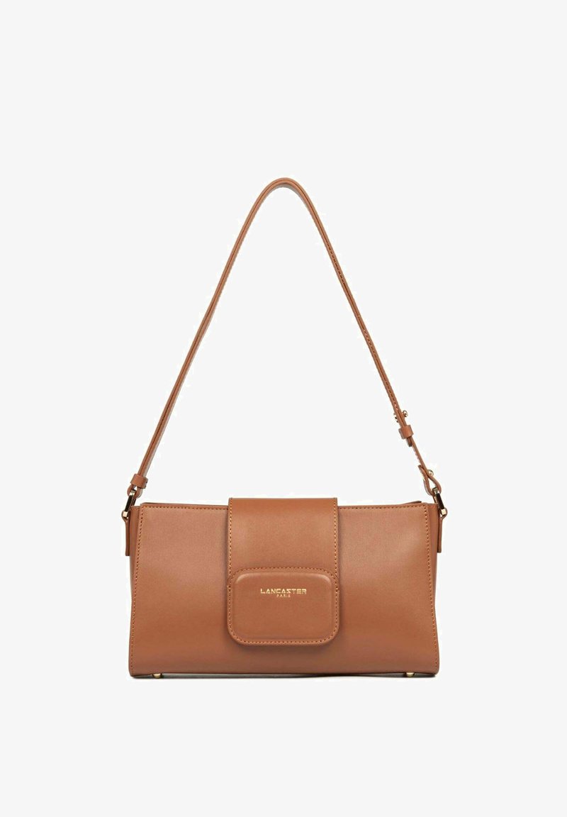 Borsa a tracolla in pelle marrone con forma rettangolare, chiusura a pattina frontale e tracolla regolabile. Dettaglio del logo dorato sulla pattina.