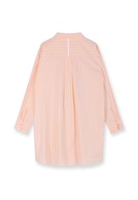 Camicia a maniche lunghe color pesco chiaro con righe bianche verticali, polsini con bottoni e piega sul retro. Presenta uno scollo alto e un'apertura centrale sul retro.