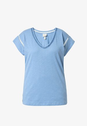 Lyseblå kortærmet V-hals T-shirt med dekorative åbne stingdetaljer ved halsudskæring og ærmer, ensfarvet stof, afslappet stil.