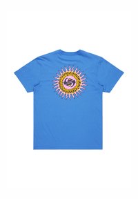 Blaue Baumwoll-T-Shirt mit kurzen Ärmeln, das auf der Rückseite ein Sonnenstrahlen-Design in Gelb, Rosa und Schwarz zeigt.