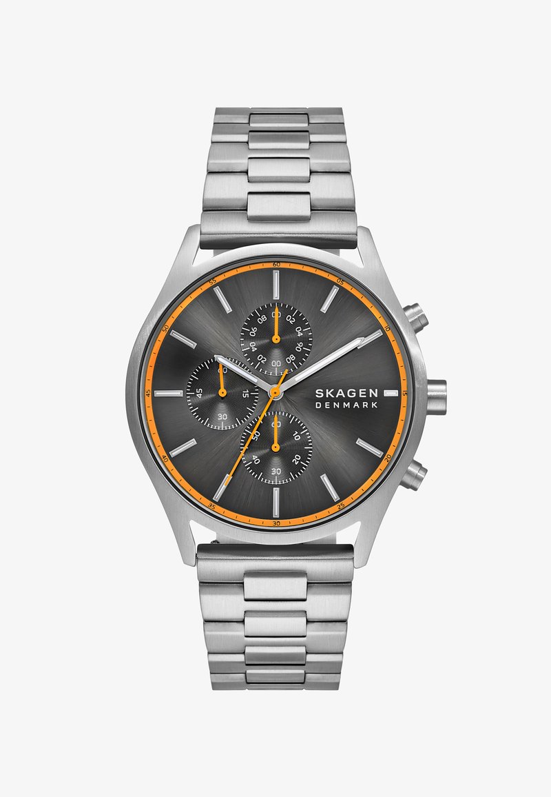 Reloj de acero inoxidable con una esfera circular de color gris oscuro, tres subesferas, agujas plateadas y acentos naranjas. Presenta un diseño de pulsera de eslabones.