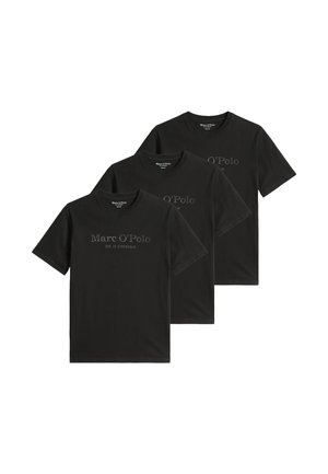 Tre sorte Marc O'Polo t-shirts med korte ærmer og rund hals, arrangeret overlappende, der viser brandnavn og teksten "EST. IN STOCKHOLM".