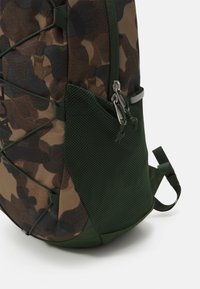 The North Face COURT JESTER UNISEX - Rucksack - utility brown/pine needle/black