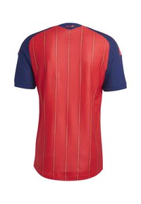 Maillot de sport rouge et marine à manches courtes, présentant des rayures verticales jaunes et une texture en maille sur le corps. Vue de dos affichée.