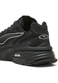 Adidași sport negri cu partea superioară din plasă și accente sintetice. Au vârful rotund, guler căptușit și talpă texturată din cauciuc.