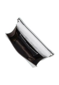 Pochette en cuir gris avec un extérieur lisse, fermeture éclair et un intérieur spacieux avec une doublure sombre et un emplacement pour cartes.