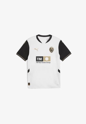 Valkoinen jalkapallopaita mustilla lyhyillä hihoilla, jossa on musta ja kultainen vaakuna, kultaisia yksityiskohtia ja musta sponsorilogot keskellä edessä.