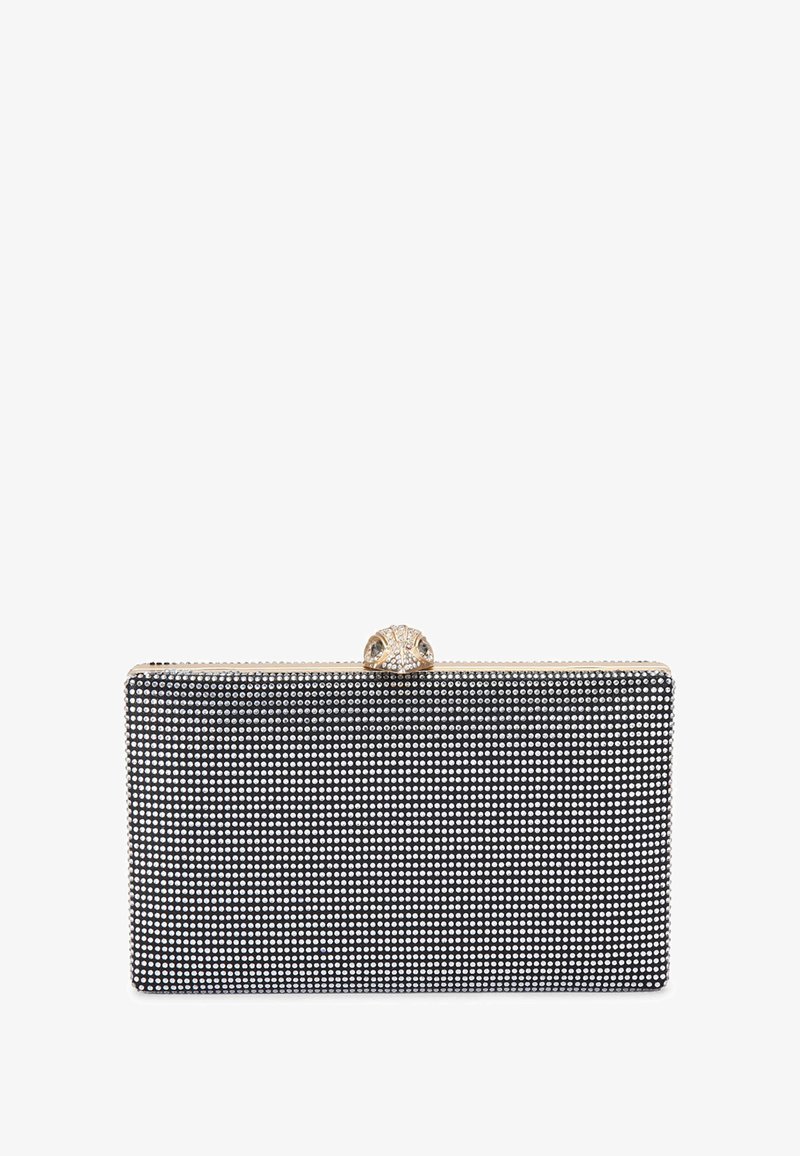 Pochette rectangulaire noire recouverte de petits strass, avec un fermoir doré orné de détails décoratifs sur le dessus.