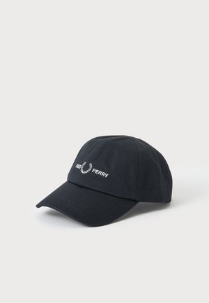 Gorra de béisbol negra con visera curvada y logo blanco "Fred Perry" y bordado de corona de laurel en la parte delantera.