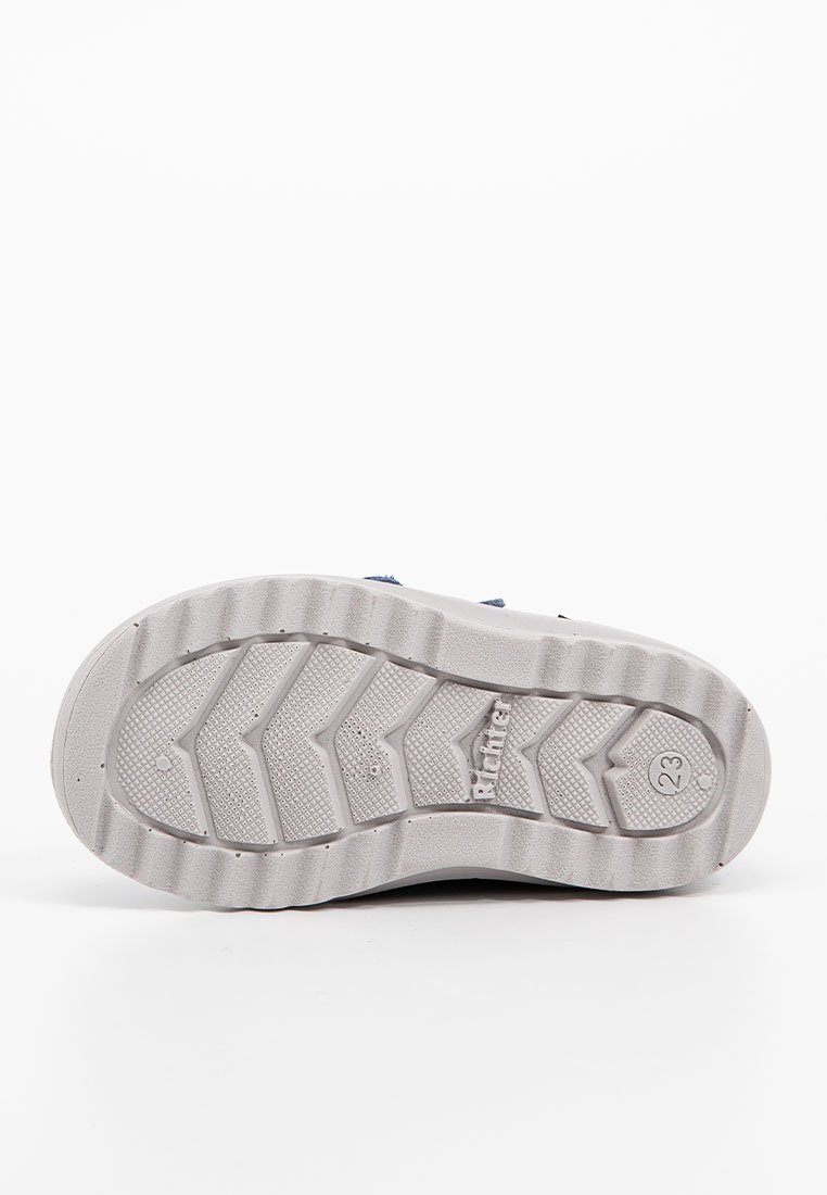 Schuhsohle aus einem strukturierten, grauen Gummi mit einem Zickzack-Profil und eingeprägtem "Richter"-Logo.
