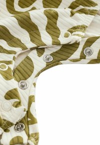 Tissu rayé vert olive et blanc avec un motif camouflage. Dispose de fermetures à pression et d'une texture côtelée le long des bords.