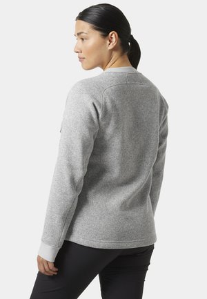 Sweat-shirt gris avec une finition texturée, col rond, et poignets contrastants. Comprend une couture dos et des manches longues.