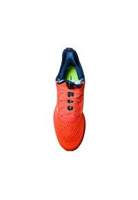 Chaussure de sport orange vif avec une tige en mesh respirant, un intérieur bleu contrastant, six œillets et une semelle texturée pour l'adhérence.