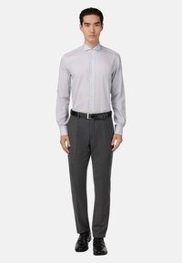 Ljusblå randig skjorta med spridd krage, knappstängning framtill och långa ärmar, kombinerad med grå skräddarsydda byxor och svarta skor.