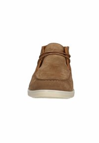 Bottines chukka en daim marron avec un bout arrondi, des lacets marron contrastants et une semelle en caoutchouc blanche. Design simple et épuré avec des accents minimaux.