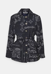 Námořnická modrá sako s bílými paisley a patchwork vzory, dlouhými rukávy, předními kapsami a zavazovacím páskem z látky v pase.