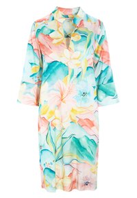 Robe florale en tissu léger avec un mélange de couleurs pastel, y compris le rose, le jaune et le bleu, avec une demi-patte de boutonnage et des manches trois-quarts.