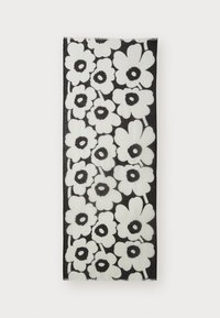 Sort tørklæde med et gentaget blomstermotiv af store hvide blomster med sorte centre, lavet af et let stof med en glat tekstur.