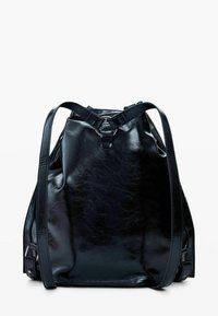 Fekete, fényes bőrből készült hátizsák, állítható vállpántokkal és felső hurokzárral, fehér háttér előtt, egyenesen áll.