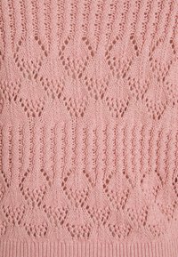 Tessuto lavorato a maglia rosa con un motivo a merletto aperto, caratterizzato da forme a diamante e righe texturizzate diffuse, rifinito con un bordo a coste.