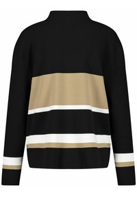 Schwarzer Pullover mit hohem Kragen, der horizontale Streifen in Beige, Weiß und Hellbraun in der Mitte und an den Ärmeln aufweist.