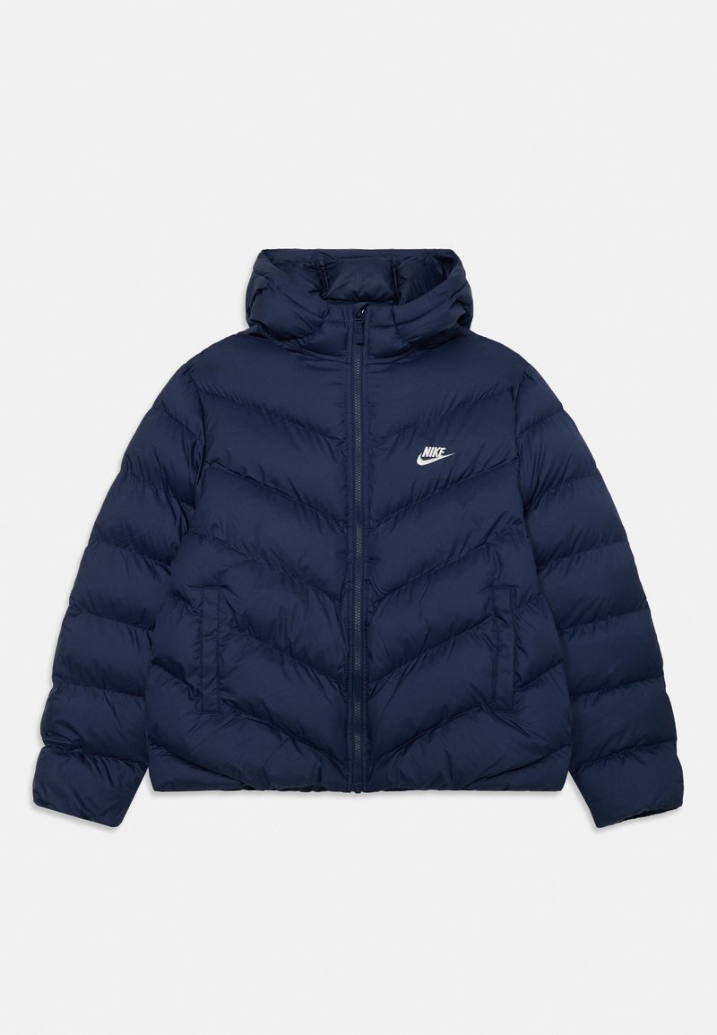 Giubbotto imbottito blu navy con cappuccio, chiusura frontale con zip e motivo a zig-zag. Piccolo logo bianco visibile sul petto sinistro.