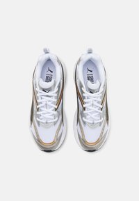 Puma MORPHIC - Scarpe da corsa su strada - white/gold/silver