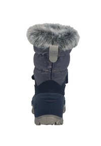 Snørestøvel med marineblått stoff og faux pelskrage. Har en teksturert såle og stroppelukking. Bakvinduet fremhever søm og logodetaljer.