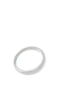 Bague en métal argenté avec une bande lisse et arrondie et une surface polie, présentant un design minimaliste sans motifs ni embellissements.