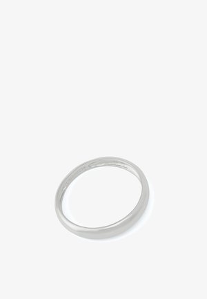 Anello in metallo argentato con fascia liscia e arrotondata e superficie lucida, caratterizzato da un design minimalista senza motivi o decorazioni.