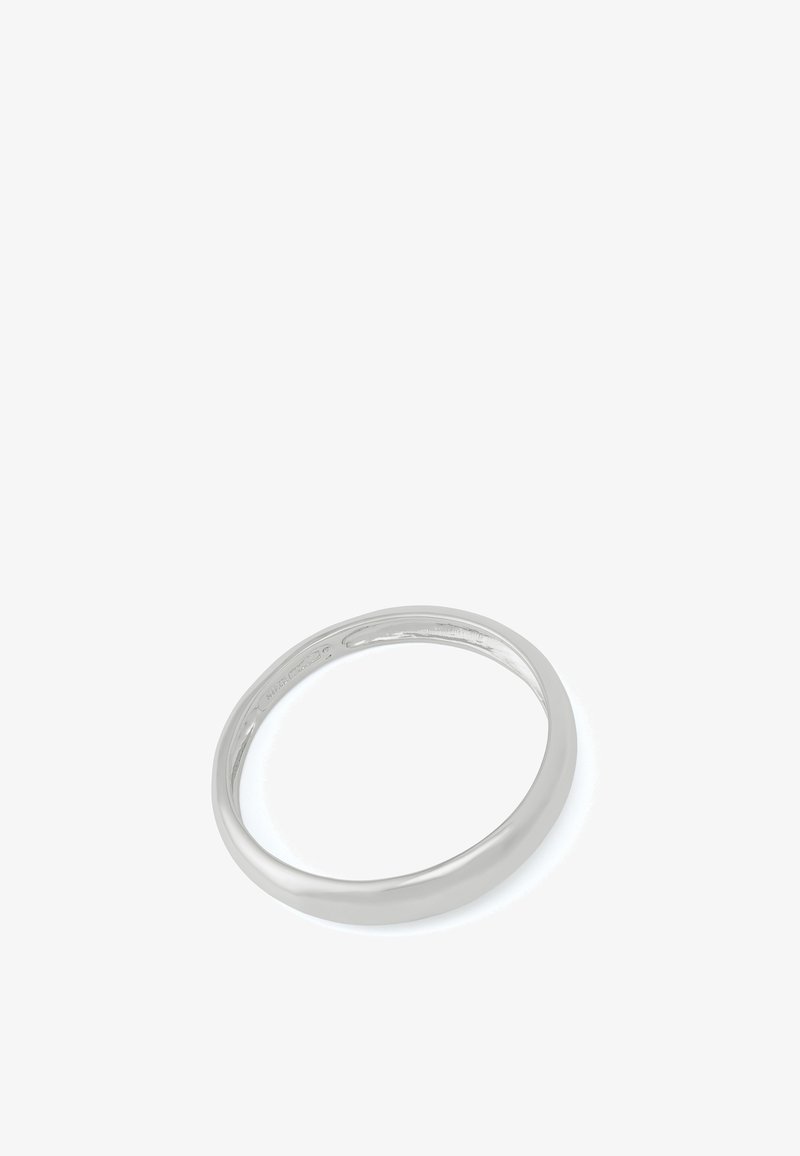 Bague en métal argenté avec une bande lisse et arrondie et une surface polie, présentant un design minimaliste sans motifs ni embellissements.