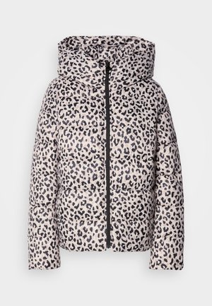 Pohodlná bunda s leopardím vzorem, vysokým límcem a zipovým zapínáním, s měkkým béžovým pozadím s černými skvrnami.