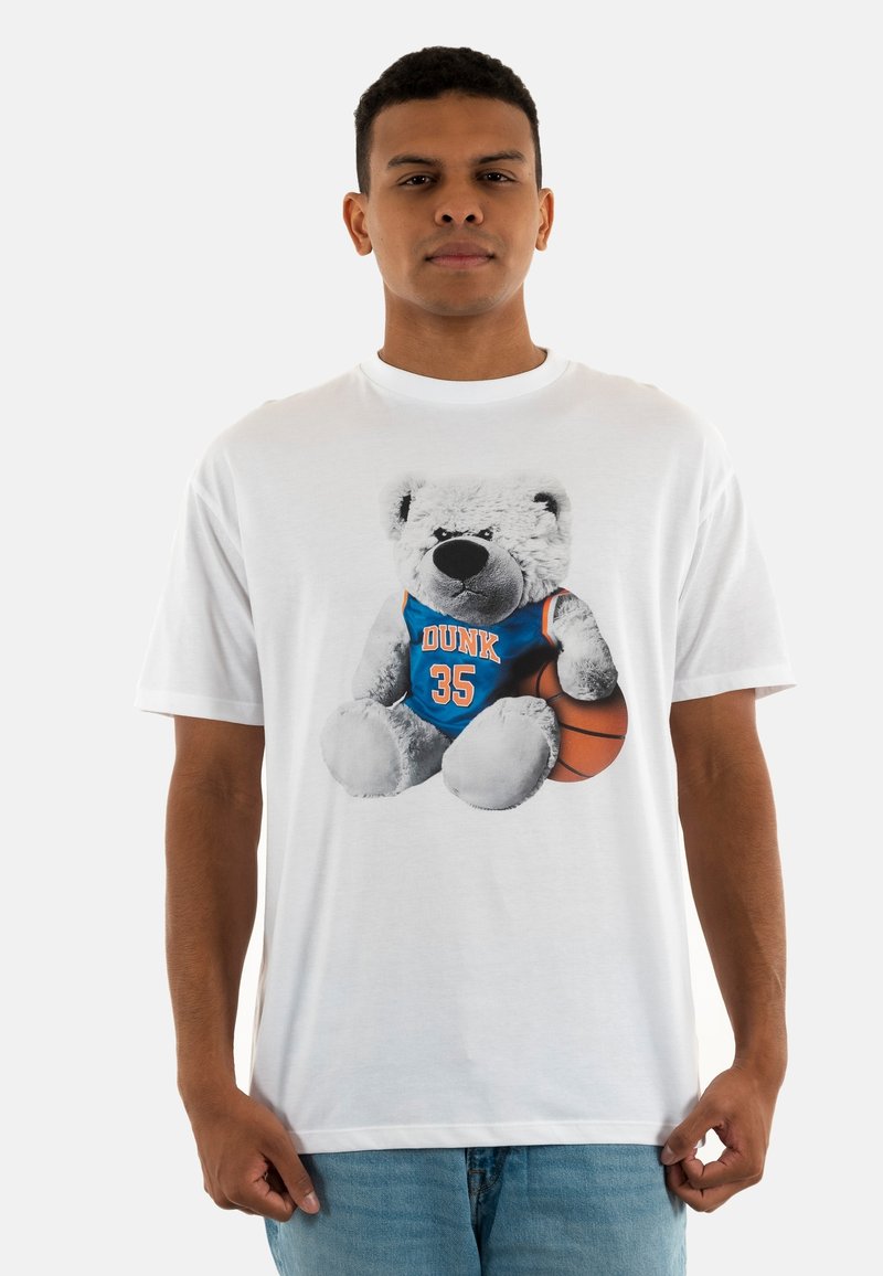 Camiseta blanca con un gráfico de un oso de peluche gris en una camiseta azul con la palabra "DUNK" y el número "35", sosteniendo un balón de baloncesto.