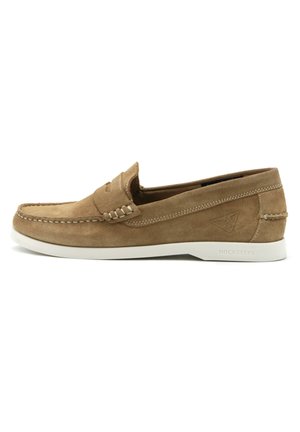 Mocassini in suede marrone con suola in gomma bianca, caratterizzati da un vamp cucito e dettagli laterali, e un accento con il marchio sul tallone.