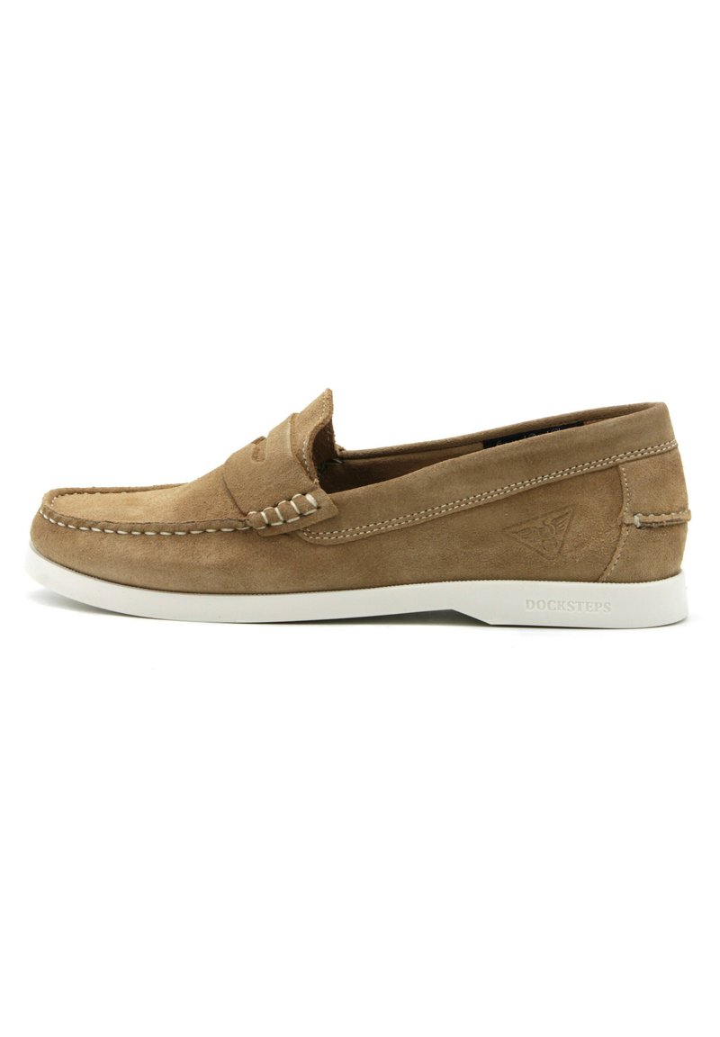 Mocassini in suede marrone con suola in gomma bianca, caratterizzati da un vamp cucito e dettagli laterali, e un accento con il marchio sul tallone.