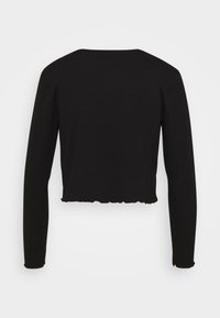 Schwarzes, kurzes Langarmshirt aus geripptem Material mit gewelltem Saum und enganliegenden Ärmeln, das einen weiten Ausschnitt auf der Rückseite aufweist.