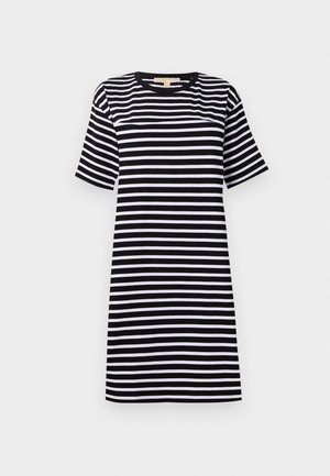 Abito a t-shirt a righe bianche e nere con maniche corte, scollatura rotonda e silhouette dritta. Tessuto morbido con cuciture visibili.