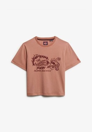 Kurzärmliges, gekürztes T-Shirt aus rosenfarbenem Baumwollstoff mit einem Grafikdesign aus Flammen und einer Hand, beschriftet mit "THE HOT STUFFS" und darunter stehender Text.