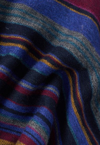 Μάλλινη κουβέρτα με πολύχρωμο ριγέ σχέδιο που περιλαμβάνει βαθύ μπλε, κόκκινο, γκρι και κίτρινες αποχρώσεις· μαλακό, υφασμένο ύφασμα.